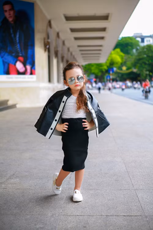 Tác giả của bộ ảnh, nhiếp ảnh gia Xuân Bút chia sẻ, chụp khá nhiều mẫu nhí nhưng Nam Phương là bé anh ấn tượng nhất. Bé rất tự tin và tạo dáng chuyên nghiệp khi đứng trước ống kính.