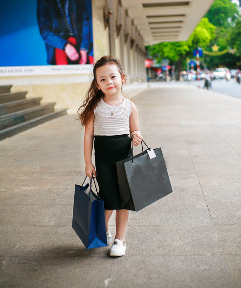 Ở ngoài, Nam Phương còn được mọi người gọi là "bản sao" của hot girl Chi Pu.