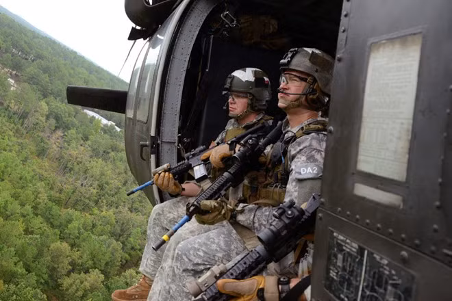 Khi đã sẵn sàng, lực lượng bắt đầu di chuyển. Áp sát mục tiêu bằng trực thăng hoặc các loại phương tiện đặc biệt khác sẽ tạo nên yếu tố bất ngờ.