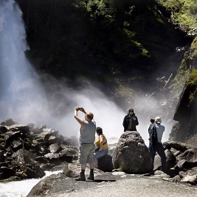 Cạnh thác nước, Maryam tới từ Oman đang tạo dáng chụp ảnh. Cô tới đây cùng chồng là Saleh trước khi đến Salzburg: “Mọi người đều bàn tán về nơi này. Với chúng tôi, đây là thiên đường”.