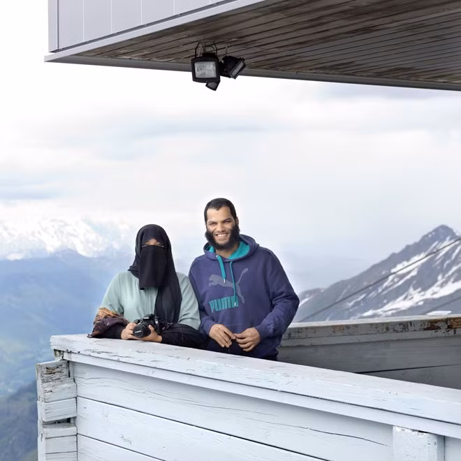 Mai đến từ đất nước Vùng Vịnh Kuwait vui vẻ với khăn trùm đầu ấm áp của mình. Cô là giáo viên một trung tâm giữ trẻ và Mohamet đang học thạc sĩ ngành lịch sử Hồi giáo. Họ cùng nhau đi một chuyến du lịch dài 3 tuần. Cô cho biết người dân ở đây rất tốt bụng.