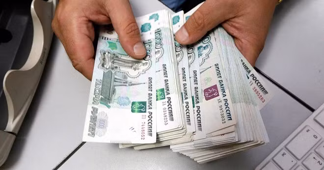 10. Rúp Nga Giá trị xuất khẩu sang Trung Quốc năm 2012: 35,77 tỷ USD Tỷ lệ trong tổng giá trị xuất khẩu: 6,82% Ảnh: Bloomberg.