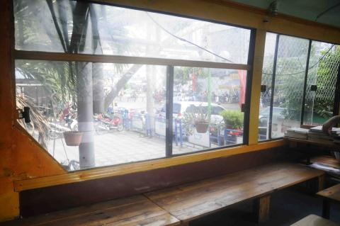 “Vài năm trước tôi đi Nhật về, thấy mô hình này rất hay và được giới trẻ thích thú. Năm 2014 tôi về nước và đã bắt tay vào kinh doanh cà phê theo hướng này. Mặc dù bố mẹ có can ngăn không tin vào ý tưởng này của tôi nhưng tôi vẫn quyết tâm làm. Đầu tư cho quán cà phê này hết khoảng 1 tỉ đồng, mấy anh em bỏ vốn vào kinh doanh chung, sau 6 tháng quán cà phê này mới được làm xong. Nó mới khai trương được 2 tuần, nhưng được rất nhiều bạn trẻ đến ủng hộ”, anh Nguyễn Quang Tiến (một trong những chủ sở hữu của Bus Café) chia sẻ. Trong ảnh, phần cửa kính của xe vẫn được giữ nguyên tạo cảm giác thú vị cho người ngồi.