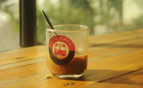 Sẽ là không tồi nếu bạn gọi một cốc café và ngắm đường phố qua cửa kính “ô tô”.