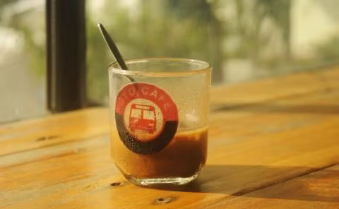 Sẽ là không tồi nếu bạn gọi một cốc café và ngắm đường phố qua cửa kính “ô tô”.