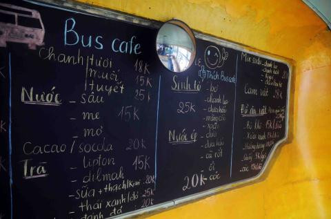 Ngoài ra, đồ ăn vặt tại quán cũng rất đa dạng với giá thành cực “mềm”, như: hướng dương, bò khô, hoa quả với mức giá từ 15.000 đến 20.000 đồng, bạn trẻ nào muốn thưởng thức bánh ngọt cũng có thể gọi 1 chiếc bánh Tiramisu để thưởng thức với giá khoảng 20.000 đồng.