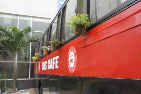 Mô hình cà phê bus hút khách bởi nó khác hẳn với những quán café khác, toàn bộ không gian của quán nằm trên một chiếc xe bus cũ.