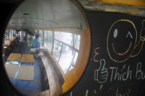 Những chiếc gương cầu lồi của chiếc xe bus trước kia vẫn được giữ nguyên. 