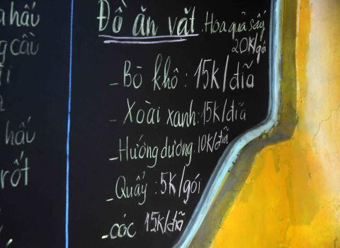 “Hiện nay, mỗi ngày quán café (trên đường Nguyễn Trãi) đón hàng trăm lượt khách tới sử dụng dịch vụ”, nhân viên của quán cho biết.