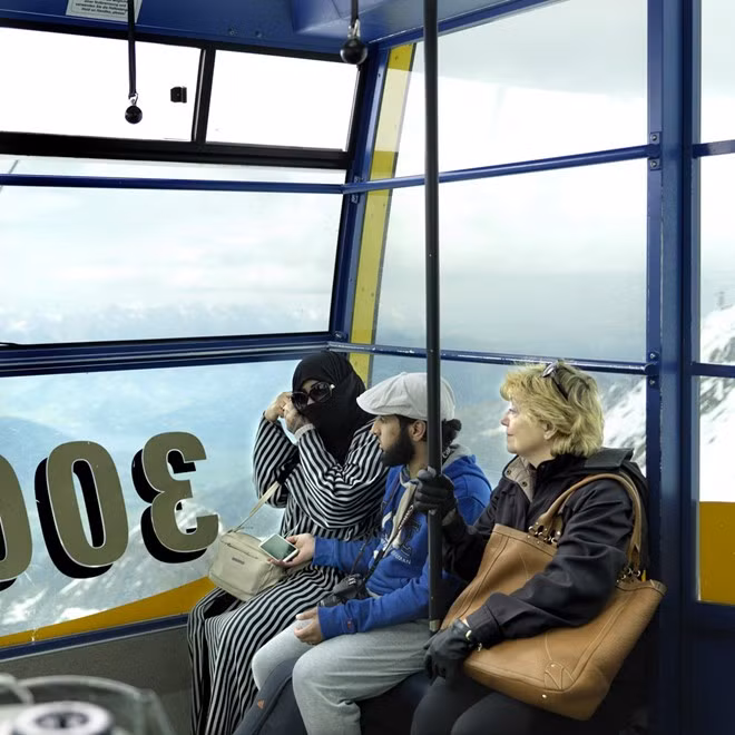 Một gia đình đang trên đường tới đỉnh cao nhất (3.200 m) của sông băng Kirzsteinhorn.