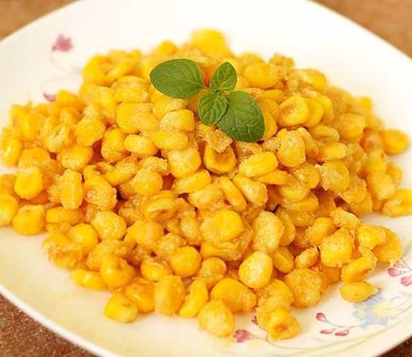 Bắp xào trứng muối và phô mai que cũng là nét quen thuộc của ẩm thực Sài Gòn. Món ăn vặt bắp xào vốn được nhiều bạn trẻ yêu thích. Chuẩn bị khoảng 15.000 đồng, bạn đã có một hộp bắp nóng hổi thơm mùi bơ, béo vị trứng cùng tôm cháy, mỡ hành.