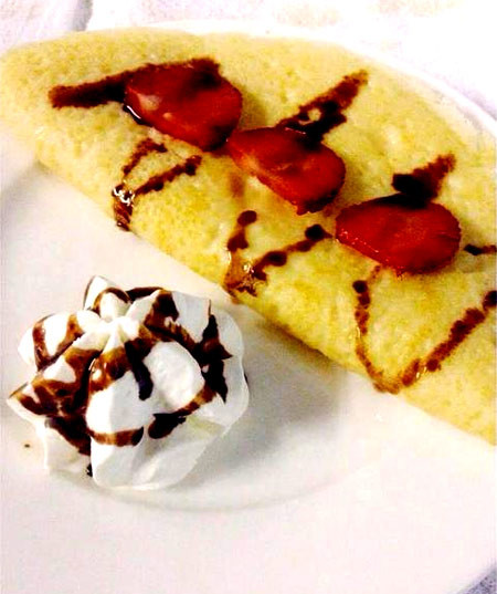Bánh crepe Việt Nam. Bánh crepe có xuất xứ từ Pháp, màu sắc vàng nhẹ và vỏ nóng hổi, thơm lừng mùi bơ sữa. Khi về Việt Nam, bánh được biến tấu thành nhiều phiên bản. 