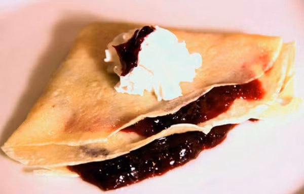 Trước cổng trường Nguyễn Huệ quận 6 có quầy bánh crepe hình bán nguyệt độc đáo, ăn kèm bơ mặn và bơ đậu phộng. Một phiên bản khác là bánh kết hợp sợi củ cải trắng bào nhuyễn và tôm, thịt tại đầu hẻm 20 Phạm Đình Hổ, quận 6. Giá món ăn này là 15.000-20.000 đồng/phần. 