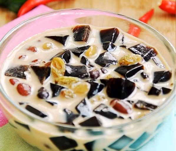 Sương sáo sữa. Nếu đến khu người Hoa quận 6, bạn đừng bỏ qua con đường Gia Phú với những món đặc sản Sài Gòn độc đáo. Nổi bật trong đó là món sương sáo sữa, khoảng 10.000-15.000 đồng một chén.