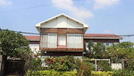 Nhìn từ bên ngoài, nếu không quan sát kĩ rất ít ai có thể nghĩ ngôi nhà này được làm từ container. Anh Mỹ, chủ nhà từng vui vẻ chia sẻ một câu chuyện thú vị, rằng: “Lúc nhà đã hoàn thiện, có một anh thợ điện xuống nhà để lắp ráp hệ thống. Sau 3 ngày, anh hỏi tôi rằng nghe đồn ở khu này có một căn biệt thự container nhưng không biết nó nằm ở đâu”.