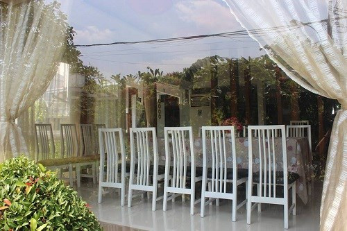 Họa tiết tinh tế của chiếc khăn trải bàn tạo nên nét duyên dáng, hài hòa cho căn phòng.