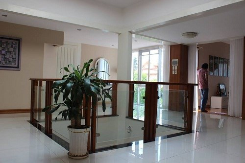 Không gian chan hòa ánh sáng, hạn chế bức xạ của mặt trời nhưng vẫn tươi mát khi chủ nhà sử dụng kính cường lực để lắp cho toàn bộ hệ thống cửa trong nhà.