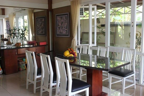 Bàn ăn với 2 màu đen – trắng đương đại mang lại cảm giác ấm cúng cho gia đình.