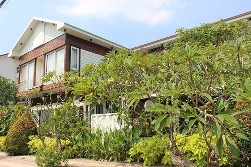 Biệt thự “độc nhất vô nhị” Mỹ Thanh (khu phố 5, phường Hiệp Bình Chánh, quận Thủ Đức, TP. HCM) nằm trên khuôn viên 555m2 gồm một trệt và một lầu. Căn nhà được hoàn thành trong vòng 4 tháng thi công mà không hề tốn một viên gạch nào.