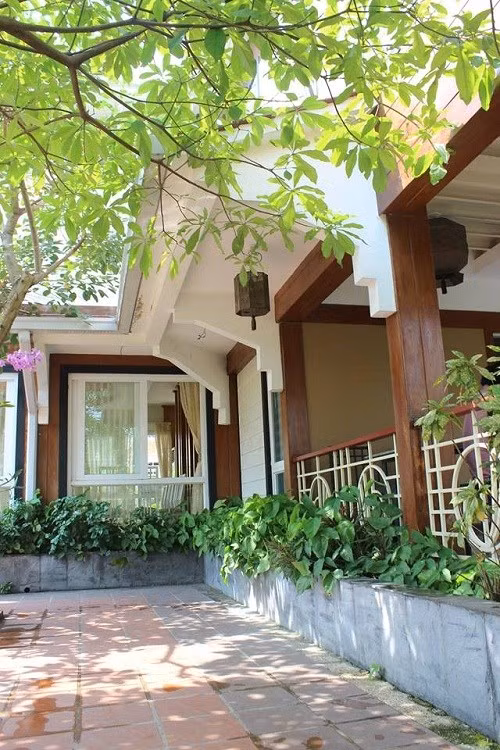 Tường rào độc đáo được dựng lên từ những vách container cho dây leo quanh nhà.