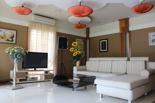 Diện tích 250m2 của tầng trệt được bài trí thông thoáng. Không gian sinh hoạt mát mẻ, dễ chịụ gồm một phòng khách, phòng sinh hoạt gia đình, bếp và sảnh. Tầng trệt dãy ở giữa ngôi nhà gồm 3 cặp container xếp so le nhau, tạo nên hình khối đặc biệt cho ngôi nhà. Các khu sinh hoạt được thiết kế liên thông với nhau, đem lại lợi ích tiện nghi cho gia đình.