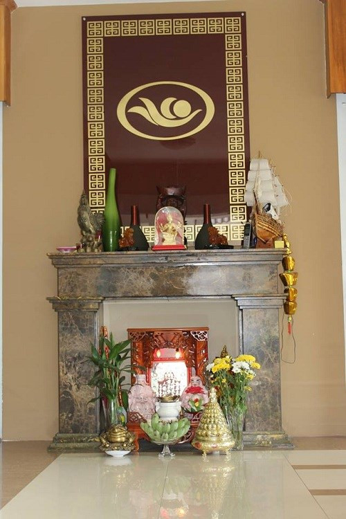 Bàn thờ Thổ Địa và Thần Tài kết hợp làm nơi đặt đồ vật phong thủy và biểu tượng gia đình.