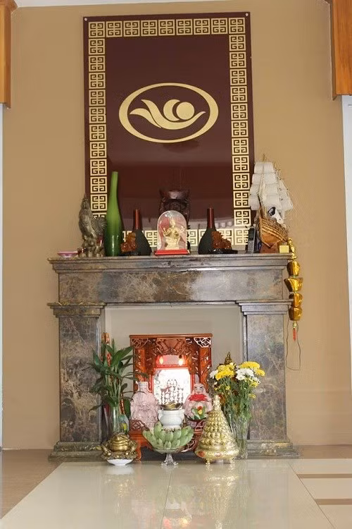 Bàn thờ Thổ Địa và Thần Tài kết hợp làm nơi đặt đồ vật phong thủy và biểu tượng gia đình.