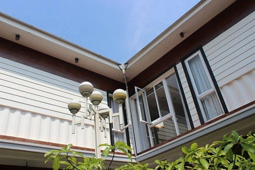 “Do đất nằm sát bờ sông Sài Gòn nên rất yếu, nếu xây dựng theo phương pháp truyền thống thì chi phí làm móng khá tốn kém. Nhưng với căn nhà container này, tôi chỉ tốn chưa đến 30 triệu đồng để xây các khối đỡ (sáu khối cho một container), tiết kiệm được 900 triệu đồng ở phần thô xây dựng”, anh Mỹ nói.