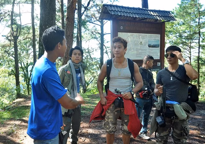 Từ thành phố Đà Lạt, chạy xe máy đến địa phận huyện Lạc Dương, diễn viên "Hot boy nổi loạn", "Để mai tính 2", "Kungfu Phở" chuẩn bị những vật dụng cần thiết cho chuyến chinh phục đỉnh núi cao nhất nằm trong quần thể 3 đỉnh núi của Lang Biang. Hai vật bất ly thân anh mang theo là máy quay hành trình và máy ảnh để có thể ghi lại những hình ảnh tuyệt đẹp trong lần khám phá này.