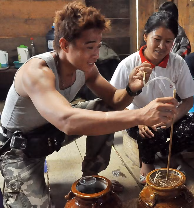 Ngoài những món ăn quen thuộc nhưng được chế biến khá lạ, đặc sắc như cà tím, rau má trộn, cá điêu hồng nướng, thịt heo…, Linh Sơn được học cách châm rượu cần, nghi lễ uống rượu và thưởng thức đặc sản cà đắng - một món ăn đặc trưng nơi đây.