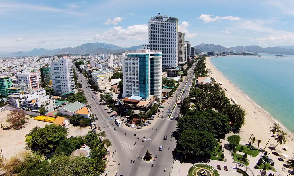 Đường Trần Phú và quảng trường 2/4. Tuyến đường sầm uất nhất thành phố Nha Trang này bắt đầu từ cảng cầu đá, chạy dọc bên bờ biển, tiến về phía bắc, vắt qua sông Cái.