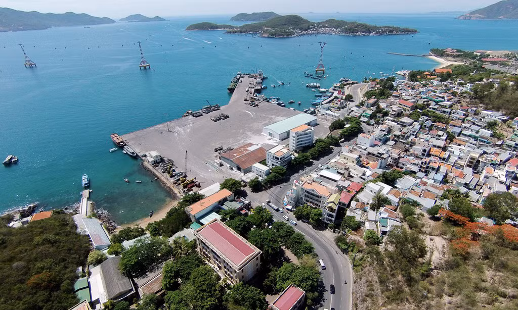 Nha Trang có khí hậu nhiệt đới, chịu ảnh hưởng của khí hậu đại dương nên tương đối ôn hòa. Nhiệt độ trung bình năm là 26,3⁰C, mùa đông ít lạnh và mùa khô kéo dài. Mùa mưa lệch về mùa đông bắt đầu từ tháng 9 và kết thúc vào tháng 12 dương lịch. Lượng mưa chiếm gần 80% lượng mưa cả năm (1.025 mm).