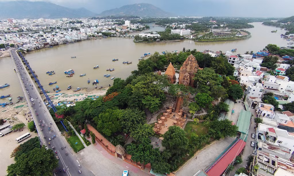 Tháp Bà Ponagar là ngôi đền nằm trên đỉnh một ngọn đồi nhỏ cao khoảng 50 mét so với mực nước biển ở cửa sông Cái, cách trung tâm thành phố Nha Trang khoảng 2 km về phía bắc. Được xây dựng từ thế kỷ 8-13, Tháp Bà nổi tiếng Nha Trang là một trong những quần thể kiến trúc thuộc nền văn hóa Chăm Pa có quy mô vào loại lớn nhất còn lại ở miền Trung.