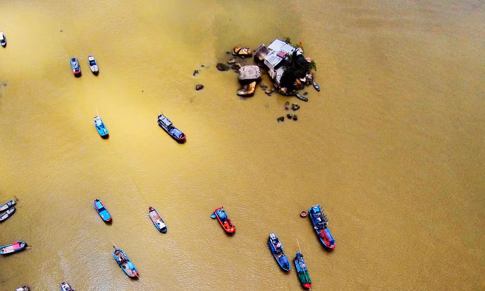 Sông Cái là nguồn cung cấp nước chủ yếu cho sản xuất công nghiệp, nông nghiệp, du lịch, dịch vụ và sinh hoạt của người dân thành phố và các huyện lân cận.