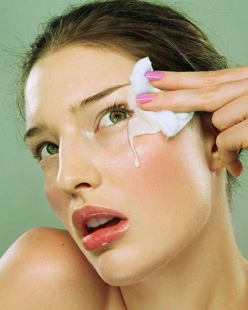 2. Người da nhờn sẽ ít nếp nhăn. Sự thật: Thực tế lớp nhờn trên da có thể tạo màng hạn chế ánh nắng thâm nhập vào da, tuy nhiên nó vẫn sẽ có tác động tới các vùng da ngoài vùng chữ T, là nơi dễ khô và tập trung nhiều nếp nhăn nhất.