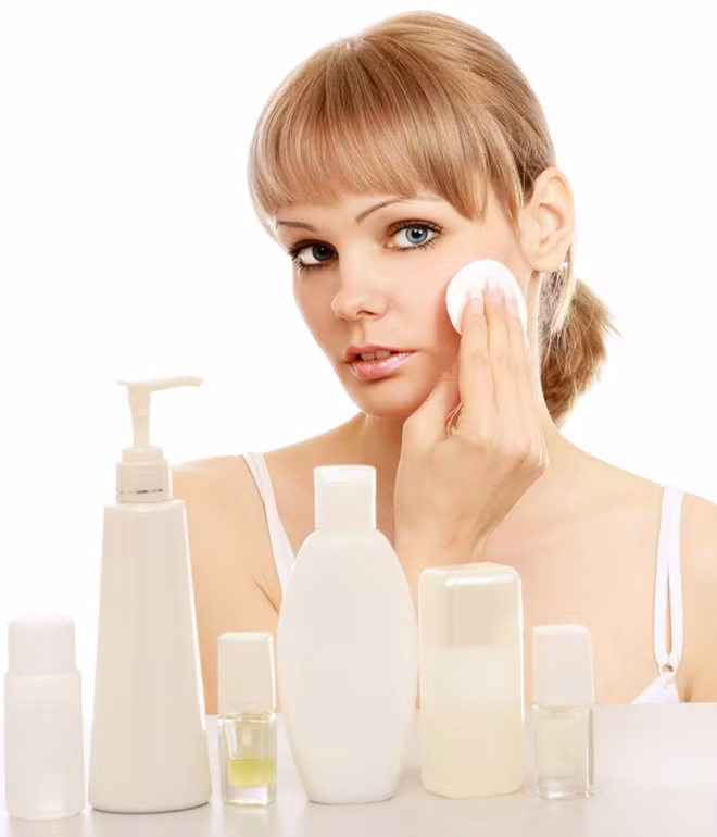 4. Nên trung thành với sản phẩm chống nhăn nếu phù hợp. Sự thật: Theo thời gian, làn da sẽ già đi, sản phẩm phù hợp ở thời điểm này có thể sẽ không còn phù hợp với phác đồ điều trị của làn da. Hãy quan tâm tới các sản phẩm mới với những thành phần được nghiên cứu tiên tiến để chống nếp nhăn trên da.