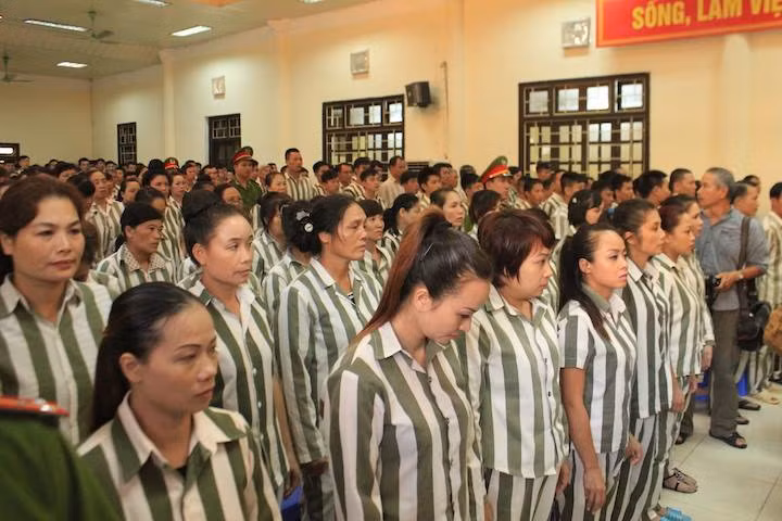 Pho Thu tuong Nguyen Xuan Phuc trao quyet dinh dac xa dip 2/9