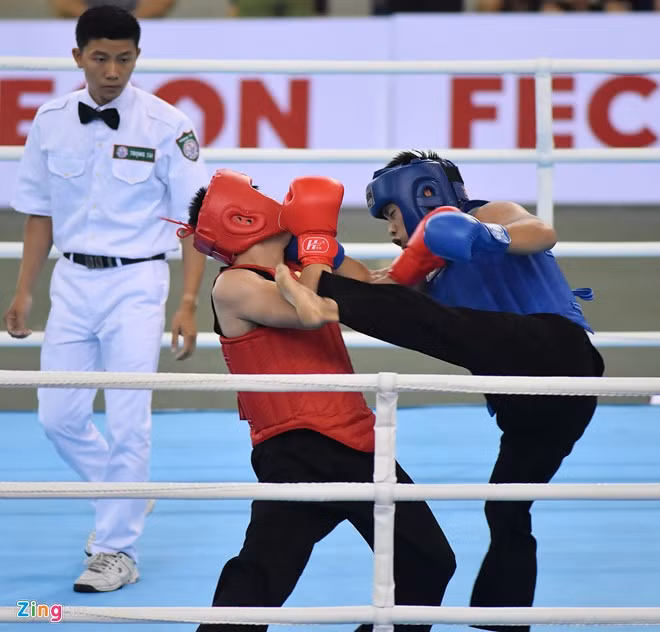 Một cú đá của võ sĩ người Sơn La được tính điểm về phía đối thủ Hà Nội.