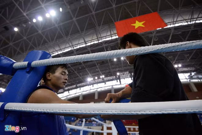 Võ sĩ Nguyễn Viết Xuân (Quảng Bình) mệt mỏi nghỉ giữa hiệp. Ngày 11/8, sẽ tiếp tục diễn ra vòng bảng và các trận chung kết.