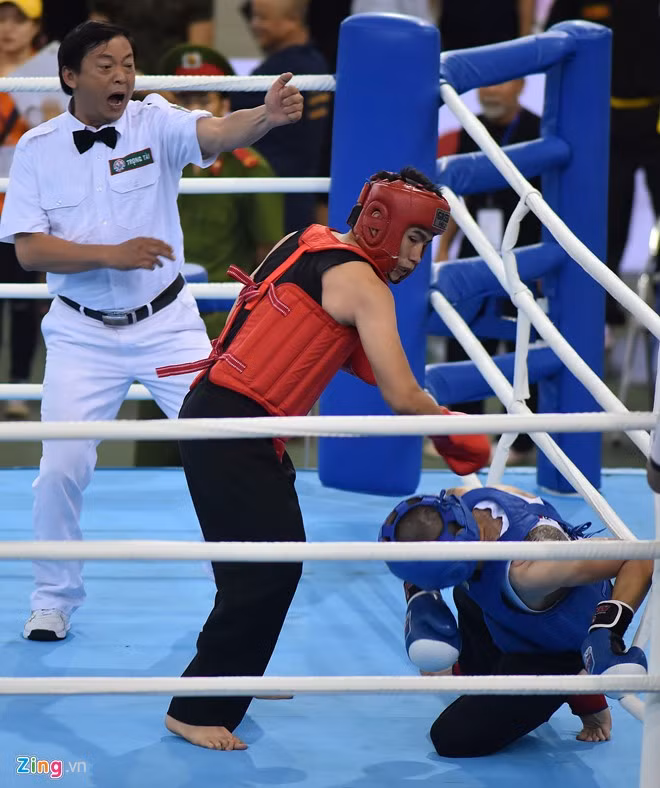 Và bị hạ đo ván ngay trong hiệp 1 với thời gian chưa đầy 2 phút.