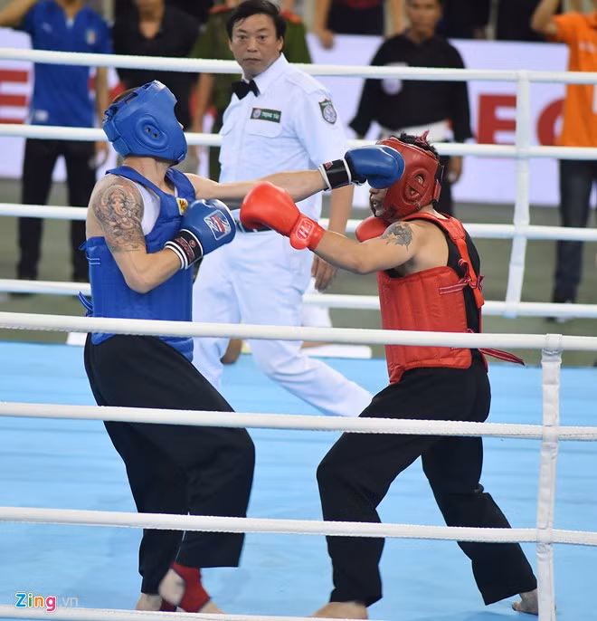 Với sải tay dài và thể lực sung mãn, ở hiệp đấu đầu tiên Simbirev Sergey liên tục tung đòn về phía võ sĩ người Nghệ An.