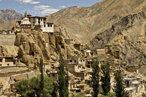 Ngôi làng Lamayuru, Ladakh, Ấn Độ là điểm dừng chân lý tưởng cho du khách. Những ngôi nhà mang phong cách kiến trúc thời trung cổ với màu nâu xám xen lẫn với núi và rừng cây xanh. Ở đây còn có một tu viện Phật giáo lâu đời để du khách tham quan và tìm hiểu về Phật giáo Tây Tạng.