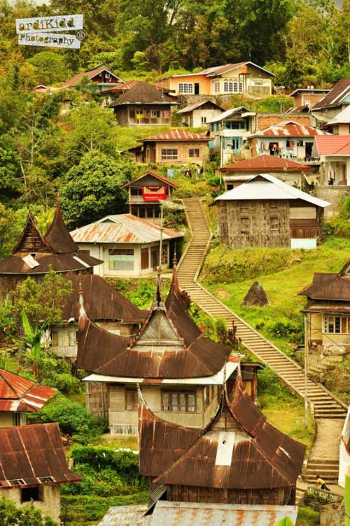 Làng Pariangan, Tây Sumatra, Indonesia toát lên vẻ cổ kính. Những ngôi nhà truyền thống của người Minangkabau có tuổi thọ hơn 300 năm gìn giữ tốt với kiểu mái nhọn đặc trưng và nghệ thuật chạm khắc gỗ tinh xảo. Pariangan còn có một nhà thờ Hồi giáo xây từ thế kỷ 19 và một suối nước nóng vẫn còn hoạt động đến ngày nay.