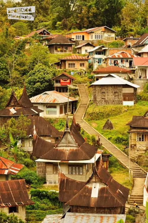 Làng Pariangan, Tây Sumatra, Indonesia toát lên vẻ cổ kính. Những ngôi nhà truyền thống của người Minangkabau có tuổi thọ hơn 300 năm gìn giữ tốt với kiểu mái nhọn đặc trưng và nghệ thuật chạm khắc gỗ tinh xảo. Pariangan còn có một nhà thờ Hồi giáo xây từ thế kỷ 19 và một suối nước nóng vẫn còn hoạt động đến ngày nay.