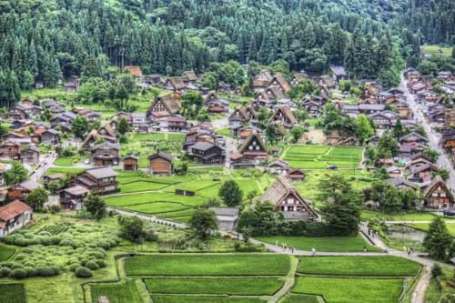 Làng cổ Shirakawa-go, Gifu, Nhật Bản được UNESCO công nhận là di sản thế giới từ năm 1995. Làng có hơn 100 ngôi nhà cổ với kiến trúc phong cách Gassho – phần mái giống như hai bàn tay đang chắp lại cầu khấn. Ngôi làng được bao quanh bởi các ngọn núi cao phủ đầy cây thông, cây cỏ, tạo nên khung cảnh yên bình, nên thơ.