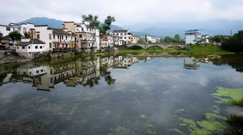 Hoành thôn, An Huy, Trung Quốc là sự kết hợp hoàn hảo của khung cảnh thiên nhiên quyến rũ và kiến trúc văn hóa thời Minh, Thanh. Kiến trúc của ngôi làng ở châu Á này được lấy cảm hứng từ phong thủy, các ngôi nhà đều có hồ nước, khu vườn xanh mướt khiến phong cảnh nơi đây đẹp như tranh vẽ.