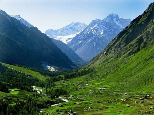 Swat Valley, Khyber Pakhtunkhwa, Pakistan thu hút du khách bởi khung cảnh thiên nhiên hùng vĩ, nên thơ. Đến đây, bạn được ngắm nhìn những ngọn núi cao xanh thẳm, thác nước trắng xóa, những ngôi nhà nhỏ xinh dưới thung lũng.