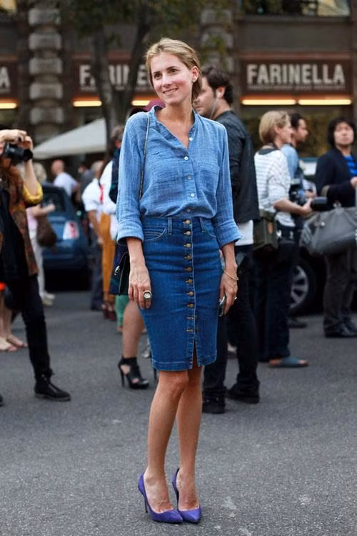 Bên cạnh những chiếc váy denim liền thân, các tín đồ của denim không nên bỏ qua chân váy denim trong tủ đồ của mình. Cho tới nay chân váy denim vẫn nằm trong top trang phục không thể nào thiếu của bất kỳ cô nàng hiện đại nào. Chúng trẻ trung, thời thượng và đặc biệt rất ôm dáng cơ thể. Nhờ chất liệu co giãn tốt nên mọi cô nàng có thể tự tin về độ thoải mái của chúng.