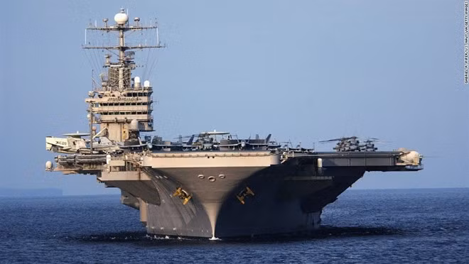 USS Abraham Lincoln (CVN-72), chiến hạm thứ 5 thuộc lớp Nimitz, hoạt động ngoài khơi Indonesia trong năm 2015. Thời gian gần đây, CVN-72 đang lấp khoảng trống mà tàu USS Enterprise để lại sau khi rời biên chế.