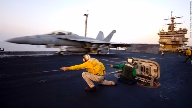 Chiến đấu cơ F/A-18 Hornet cất cánh trên USS Enterprise (CVN-65) năm 2007. Đây là tàu sân bay hạt nhân đầu tiên trên thế giới. Nó ngừng hoạt động năm 2012. Giống USS John F. Kennedy, USS Enterprise là tàu duy nhất trong lớp cùng tên.